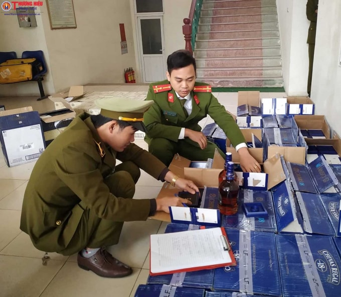 Lực lượng QLTT tỉnh Thanh Hóa bắt hàng trăm chai rượu lậu năm 2018.