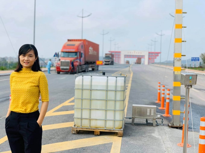 Nhà báo Cao Thùy Giang đến cửa khẩu quốc tế Móng Cái tác nghiệp.