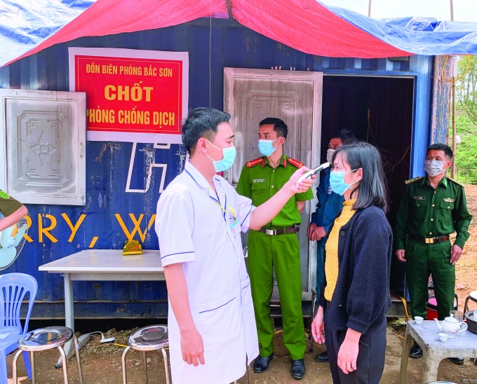 Nhà báo Cao Thùy Giang thực hiện phòng dịch an toàn trong chuyến tác nghiệp dọc sông Ka Long tỉnh Quảng Ninh.