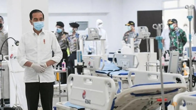 Tổng thống Widodo thăm một cơ sở điều trị bệnh nhân Covid-19 ở thủ đô Jakarta - Ảnh: Reuters