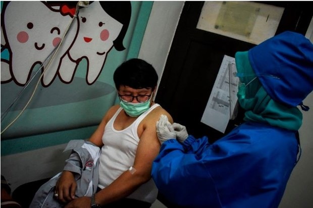 Indonesia đang tập trung tiêm chủng vắc xin cho những người trẻ tuổi - Ảnh: Thejakartapost
