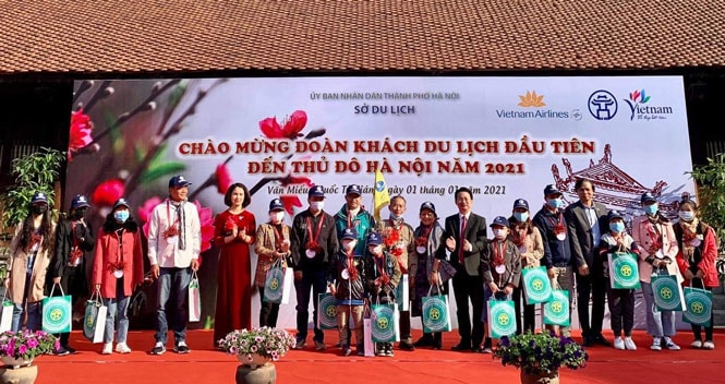 Hà Nội đón đoàn khách du lịch đầu tiên năm 2021. Ảnh: HNO