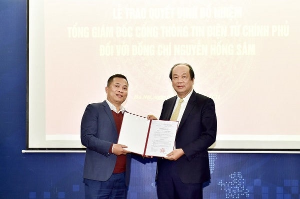 Bộ trưởng, Chủ nhiệm Văn phòng Chính phủ Mai Tiến Dũng trao Quyết định bổ nhiệm Tổng Giám đốc Cổng TTĐT Chính phủ cho ông Nguyễn Hồng Sâm. Ảnh: VGP