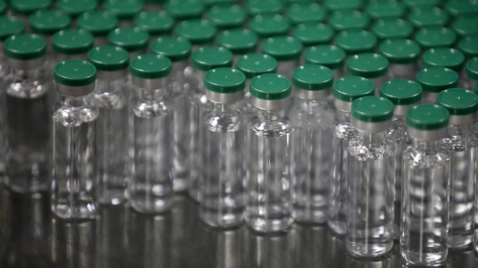 Các lọ vắc xin COVID-19 của AstraZeneca được nhìn thấy trước khi chúng được đóng gói trong phòng thí nghiệm tại Viện Huyết thanh của Ấn Độ. Brazil đang bắt kịp, nhập khẩu các liều vắc xin COVID-19 thành phẩm, sau khi bị tụt lại phía sau các nước láng giềng như Chile và Argentina, nơi đang tiến hành tiêm chủng. Ảnh: Reuters