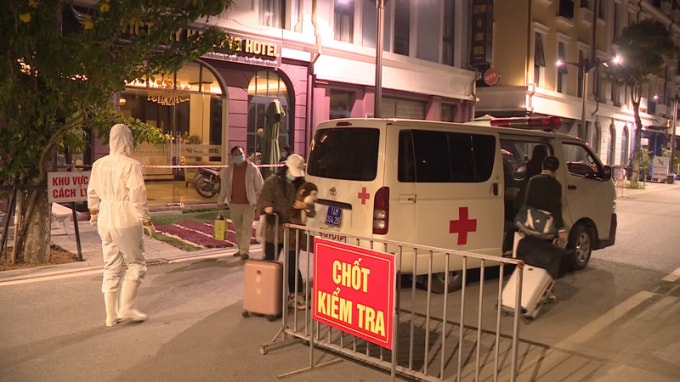 Phong tỏa và thực hiện các biện pháp phòng dịch tại khách sạn của gia đình nơi F0 cư trú ( phường Bãi Cháy). Ảnh: tienphong.vn