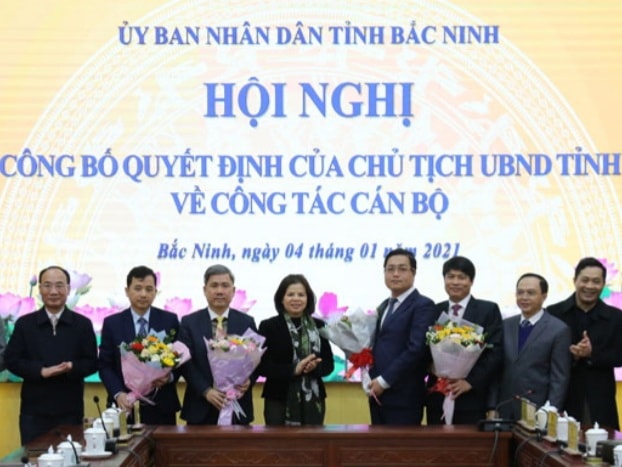 Ông Nguyễn Nhân Chinh đeo kính (thứ 4 từ phải qua trái)