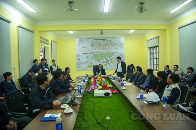 Thứ trưởng Lê Đình Thọ kiểm tra tại gói thầu XL-12 yêu cầu các đơn vị bảo đảm tiến độ, chất lượng dự án. Ảnh: Quang Hùng