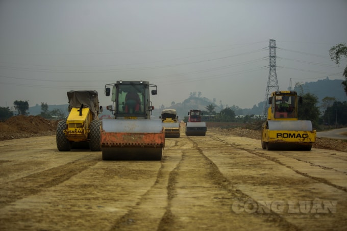Dự án cao tốc Mai Sơn - Quốc lộ 45 có chiều dài khoảng dài 63 km, đi qua 2 tỉnh Ninh Bình và Thanh Hóa. Giai đoạn hoàn chỉnh được xây dựng theo quy mô 6 làn xe, nền đường 32,25m với vận tốc thiết kế 120km/h. Ảnh: Quang Hùng