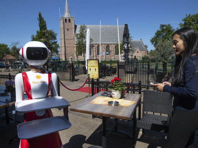 Con người sẽ phải dần làm quen với sự xuất hiện phổ biến hơn của Robot trong đời sống trong tương lai - Ảnh: Reuters