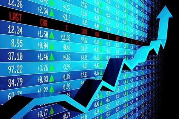 Cổ đông lớn của doanh nghiệp niêm yết phải cam kết nắm giữ 100% cổ phiếu trong thời gian 6 tháng kể từ ngày giao dịch đầu tiên. Ảnh minh họa