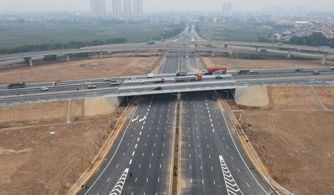 Nút giao đường vành đai 3 với đường cao tốc Hà Nội - Hải Phòng vào cuối tháng 12/2020 và chính thức đưa vào khai thác vào đầu năm 2021. Ảnh: HNM