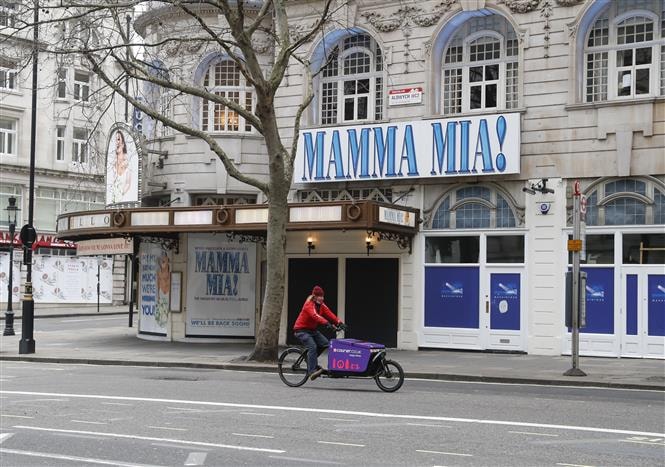 Một nhà hát tại trung tâm thủ đô London, Anh đóng cửa để phòng dịch COVID-19. Ảnh: THX/TTXVN