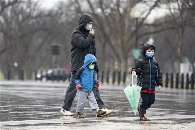 Người dân đeo khẩu trang phòng dịch COVID-19 tại Washington, DC, Mỹ ngày 1/1/2021. Ảnh: THX/TTXVN
