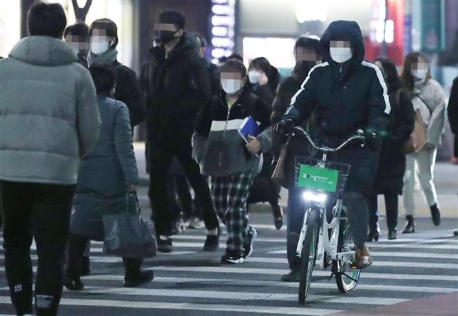 Người dân đeo khẩu trang phòng lây nhiễm COVID-19 tại Seoul, Hàn Quốc, ngày 29/12/2020. Ảnh: Yonhap/ TTXVN