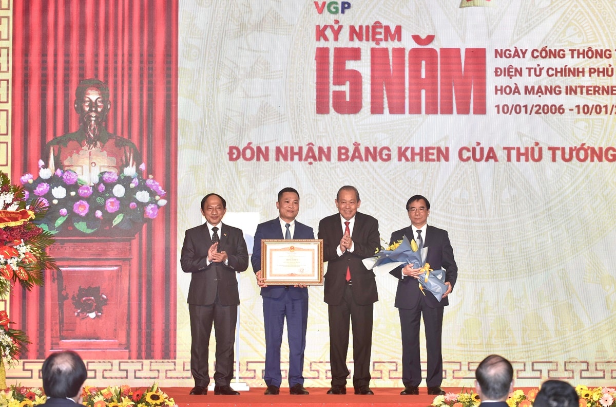 Phó Thủ tướng Thường trực Trương Hòa Bình trao tặng Bằng khen của Thủ tướng Chính phủ cho Cổng TTĐT Chính phủ. Ảnh: VGP/Nhật Bắc