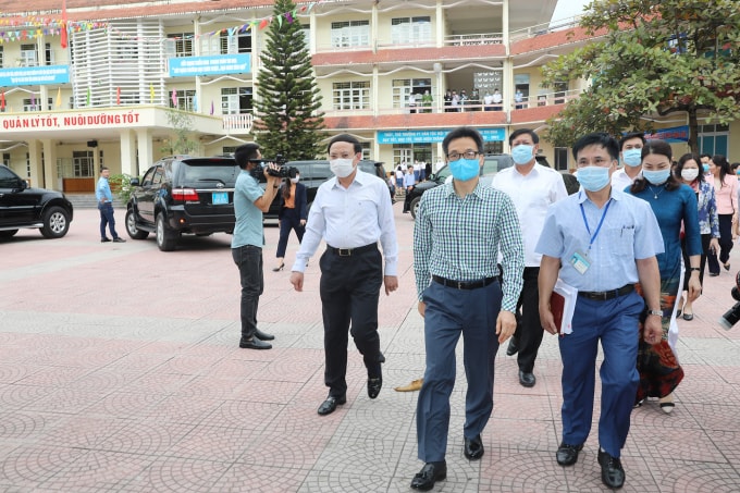 Phó Thủ tướng Chính phủ Vũ Đức Đam kiểm tra công tác phòng, chống dịch tại Trường Phổ thông dân tộc nội trú tỉnh Quảng Ninh.