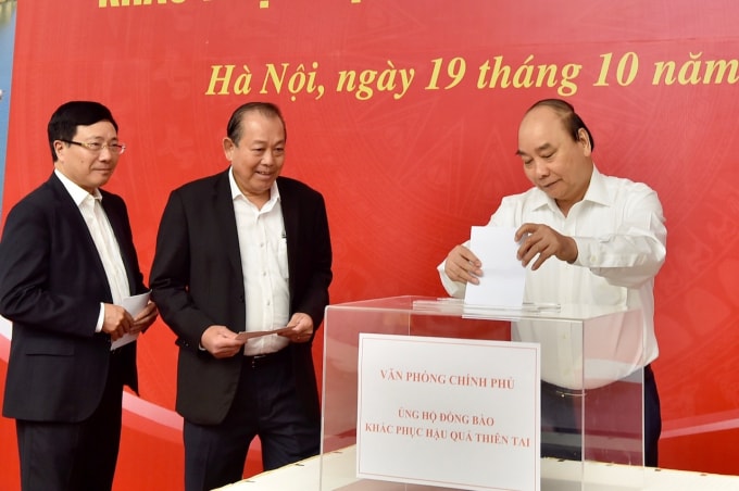 Thủ tướng Nguyễn Xuân Phúc, Phó Thủ tướng Thường trực Trương Hòa Bình, Phó Thủ tướng- Bộ trưởng Ngoại giao Phạm Bình Minh quyên góp ủng hộ đồng bào khắc phục hậu quả thiên tai. Ảnh: PV