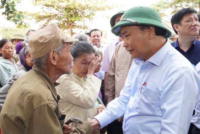 Thủ tướng Chính phủ Nguyễn Xuân Phúc thăm hỏi và động viên người dân bị thiệt hại do lũ lụt ở miền Trung.