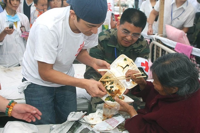 Nam Thiên Vương là người tích cực làm từ thiện.