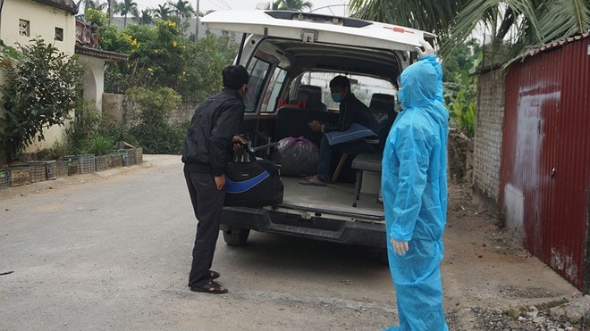 Ông V. và anh N. được nhân viên y tế đưa đi cách ly tập trung phòng chống dịch Covid-19. Ảnh: thanhnien.vn