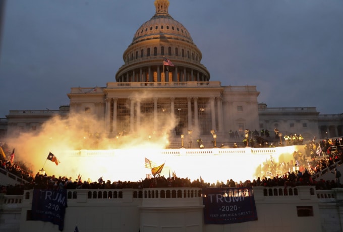 Những người nổi loạn bên ngoài điện Capitol. Ảnh: Reuters