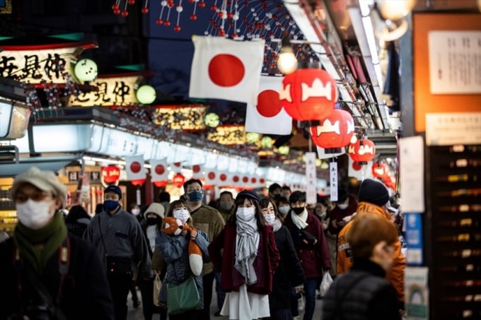 Người dân Nhật Bản đeo khẩu trang khi di chuyển trên phố mua sắm ở đền Sensoji, quận Asakusa, Tokyo. Ảnh: TL