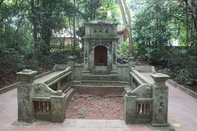 Phía Tây đền Thượng là nơi đặt lăng mộ của công chúa Nhồi Hoa. Ngôi mộ nhỏ, được tôn tạo nhiều lần nhưng vẫn giữ khá nguyên vẹn kiến trúc ban đầu với đôi câu đối: “Lăng cơ ngật lập chung nhi thủy/Anh khí lưu truyền cổ cập kim”.