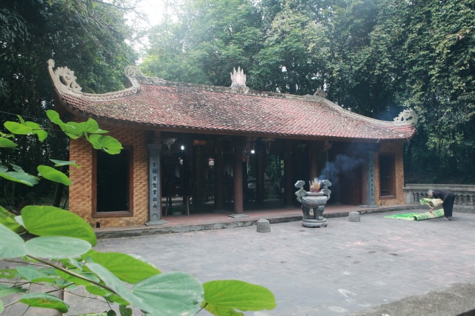 GS Đặng Cảnh Khanh - Chủ tịch HĐKH Quỹ Văn Hiến Việt Nam cho hay, trong lịch sử có một vị Công chúa nước Lào tên phiên âm Tiếng Việt là Nhồi Hoa theo lệnh vua cha đã đem vài trăm con voi sang giúp nước Việt đánh giặc. Sau khi giao xong đàn voi, trên đường trở về không may công chúa lâm bệnh.