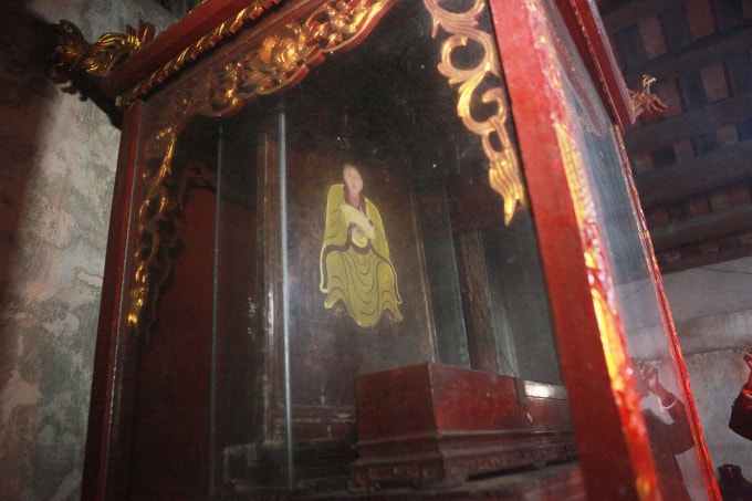 Trong tòa Hậu cung thờ Nhồi Hoa công chúa có long đình để bức chân dung công chúa chạm trên gỗ, tương truyền là bức chạm do triều đình Ai Lao xưa đem sang.Ban thờ có ảnh công chúa chạm trên gỗ và nhiều đồ thờ có giá trị