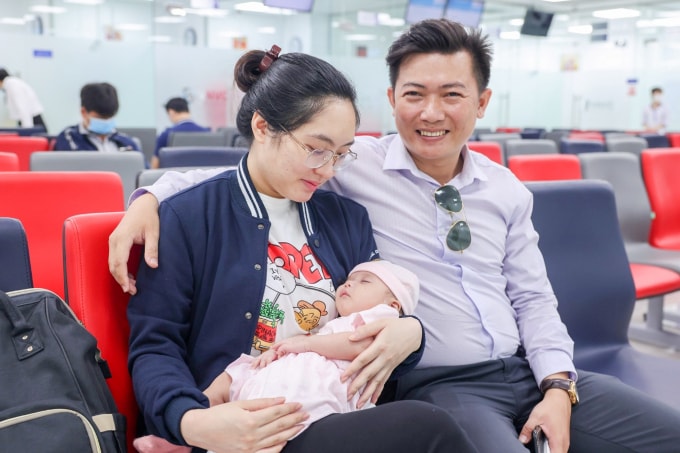 Trong buổi sáng khai trương, VNVC Bình Thạnh tiếp đón hàng trăm lượt khách hàng đến tiêm chủng.