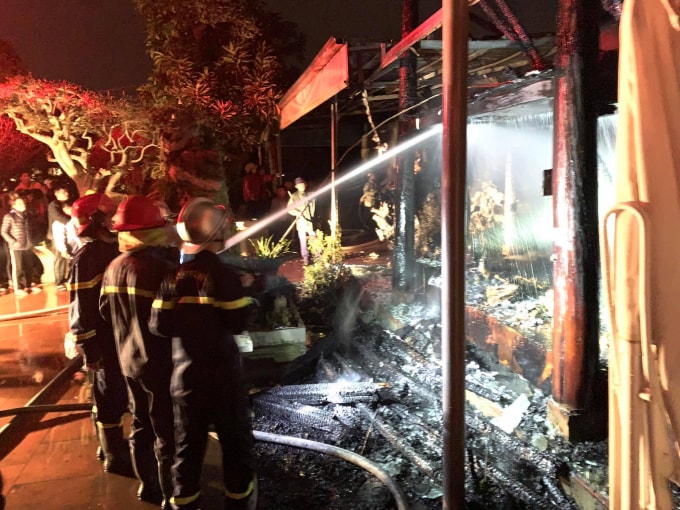 Ngay sau khi nhận được tin báo, lực lượng Phòng cháy chữa cháy huyện Chương Mỹ điều bốn xe chữa cháy, một xe bồn của công ty môi trường cùng nhiều chiến sĩ tới hiện trường.