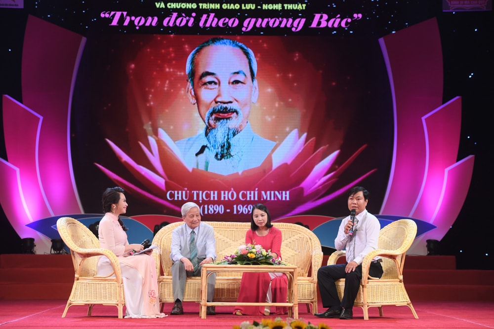 Nhà báo Dương Út phát biểu tại chương trình giao lưu-nghệ thuật “Trọn đời theo gương Bác” dịp kỷ niệm 50 năm thực hiện Di chúc Bác Hồ. Ảnh NVCC