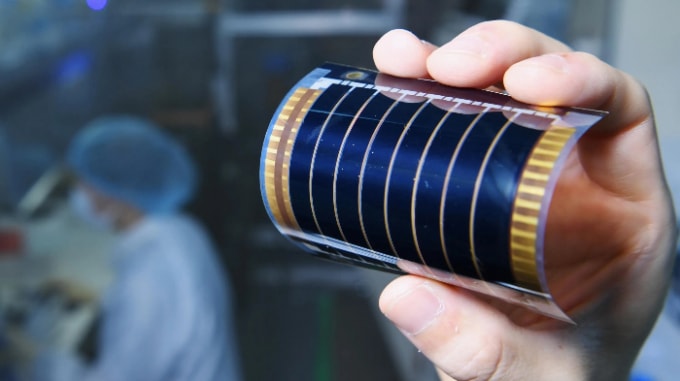 Toshiba đang phát triển các tế bào quang điện perovskite thu nhận ánh sáng mặt trời và đủ mỏng và trong suốt để phủ rèm. Ảnh: Nikkei