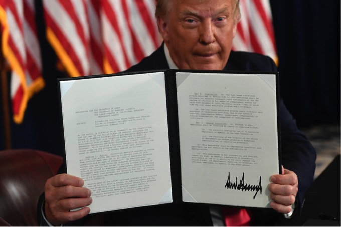 Tổng thống Trump ký lệnh hành pháp buộc giới đầu tư Mỹ rút vốn ra khỏi những công ty Trung Quốc dính cáo buộc có liên hệ với quân đội nước này. Ảnh: Getty