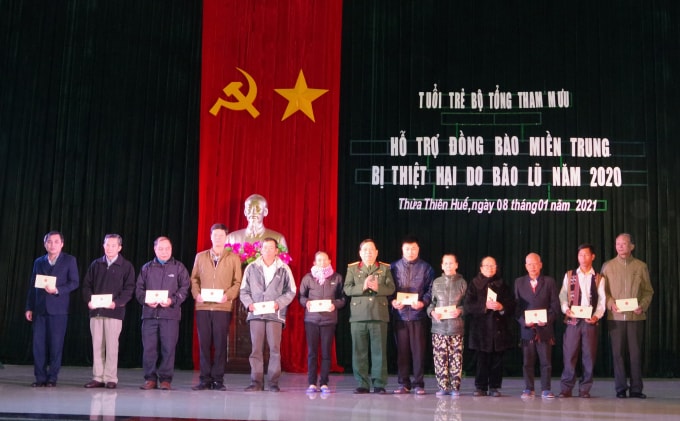 Lãnh đạo Bộ Tổng Tham mưu tặng quà cho các gia đình bị thiệt hại do bão lũ.