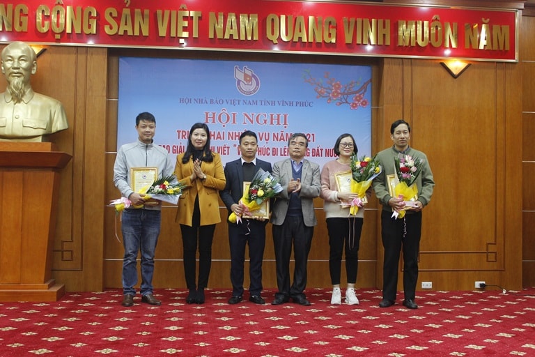 Lãnh đạo Ban Tuyên giáo Tỉnh ủy, Đài PT-TH tỉnh Vĩnh Phúc trao thưởng cho các tác giả đạt giải Nhất cuộc thi viết “Vĩnh Phúc đi lên cùng đất nước”. Ảnh: Kim Ly