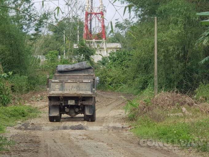 Con đường do đơn vị xây dựng bến bãi tự ý mở. Con đường này dẫn ra khu vực được quy hoạch xây dựng chợ Bình Long.