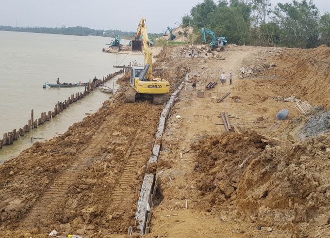 Dù chưa được cấp phép nhưng công trình bến thủy nội địa đã được xây dựng rầm rộ.