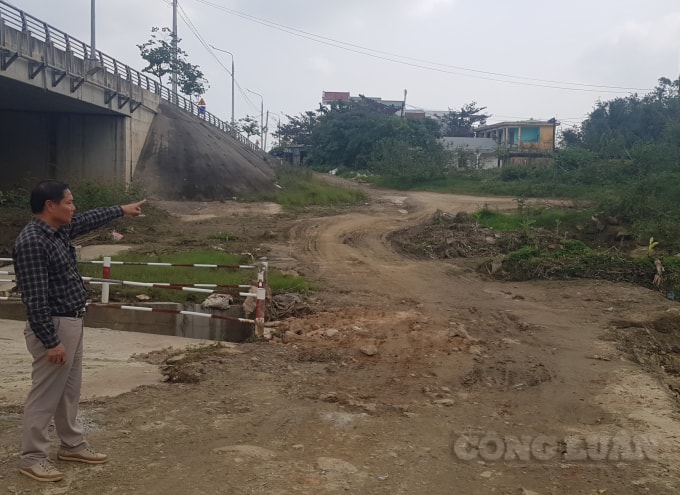 Con đường vận chuyển đi qua khu vực đi qua chân cầu Bình Long, gây mất an toàn hành lang giao thông.
