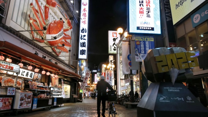 Khu mua sắm và ăn uống Minami ở Osaka vào tháng trước. Thống đốc Hirofumi Yoshimura đã kêu gọi các hạn chế để ngăn chặn sự lây lan của các trường hợp kỷ lục ở đó. Ảnh: Yuichiro Takagi/Nikkei