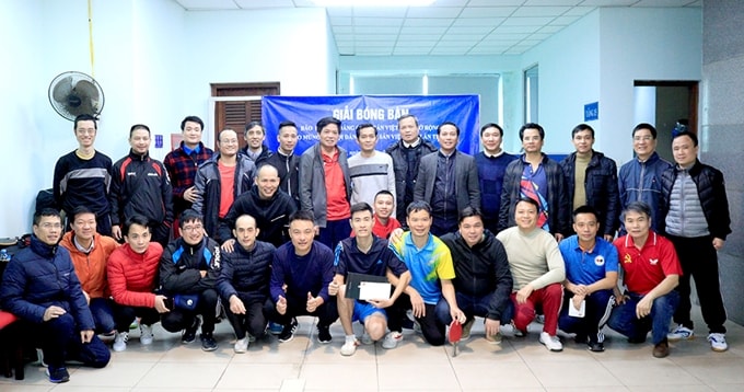 Ban Tổ chức cùng các vận động viên tham gia giải bóng bàn mở rộng .