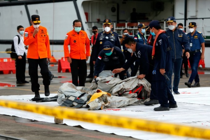 Nhân viên cứu hộ Indonesia mang theo những gì được cho là phần còn lại của chiếc máy bay Sriwijaya Air chuyến bay SJ182 vào ngày 10/1/2021 - Ảnh: AFP