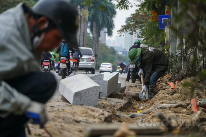 Cả một đoạn dài phố Khâm Thiên đã được lột bỏ vỉa hè cũ bằng gạch block tự chèn, chuẩn bị mặt bằng để lát đá.