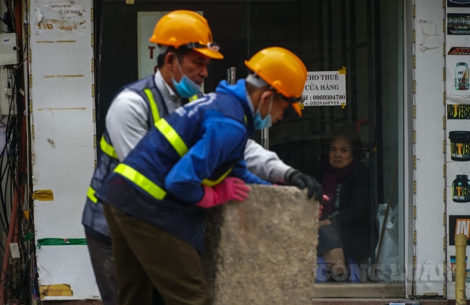 Nhiều hộ kinh doanh ngán ngẩm với việc vỉa hè trước cửa hàng buôn bán bị xới tung.