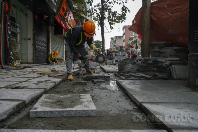 Như vậy không thể hoàn thành trước dịp Tết Nguyên đán Tân Sửu 2021. Nhiều người dân đã đặt câu hỏi, việc chỉnh trang, cải tạo vỉa hè dịp cuối năm có hợp lý khi lượng phương tiện giao thông đi lại rất nhiều, tiềm ẩn nguy cơ ùn tắc nghiêm trọng.