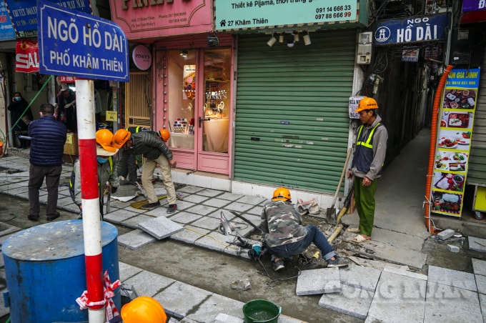 Ghi nhận của PV, tại con phố Khâm Thiên (quận Đống Đa, Hà Nội), những ngày này đang bị đào xới, chỉnh trang, lát đá vỉa hè trong khi đây là thời điểm cận kề Tết Nguyên đán cổ truyền.
