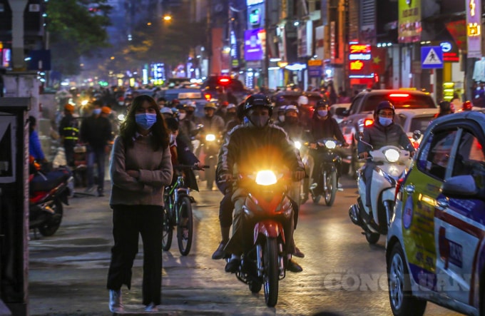 Con phố Khâm Thiên vào mỗi buổi chiều tối, giờ cao điểm luôn đông đúc chật cứng người.