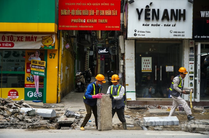 Chủ một cửa hàng kinh doanh trên phố Khâm Thiên than thở: