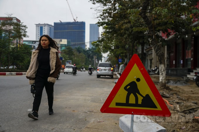 Nhiều người đi bộ phải lựa chọn di chuyển dưới lòng đường, khi toàn bộ vỉa hè đã bị xới lên lát đá.