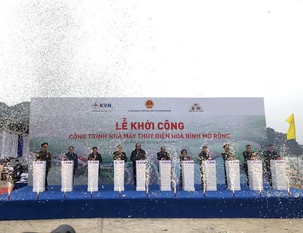 Các đại biểu thực hiện nghi thức lễ khởi công